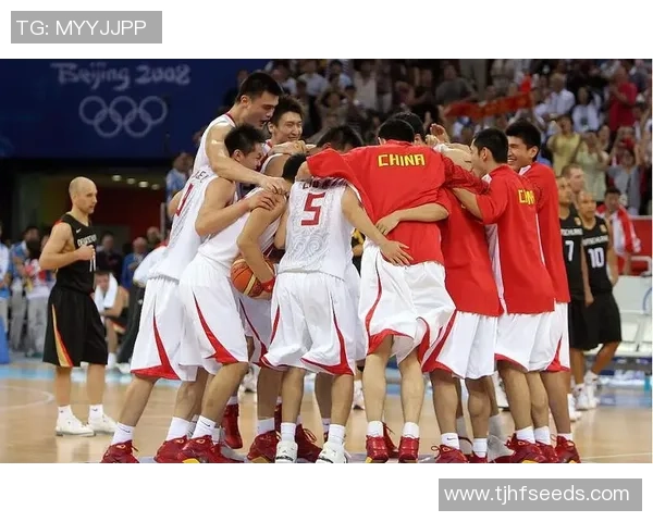 姚明队友在赛场上呐喊激励士气展现团队精神与拼搏意志